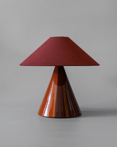 Basé dans le sud de la France, le duo mère-fille à l'origine de Mattina Moderna apporte leurs racines italiennes à la lampe à poser Caterina.

Dotée d'un design bicolore peint à la main et d'un abat-jour tonkinois en tissu de coton, cette lampe de table élégante et minimaliste résulte en une combinaison totalement unique de couleurs et de textures, rendant chaque pièce unique en son genre.