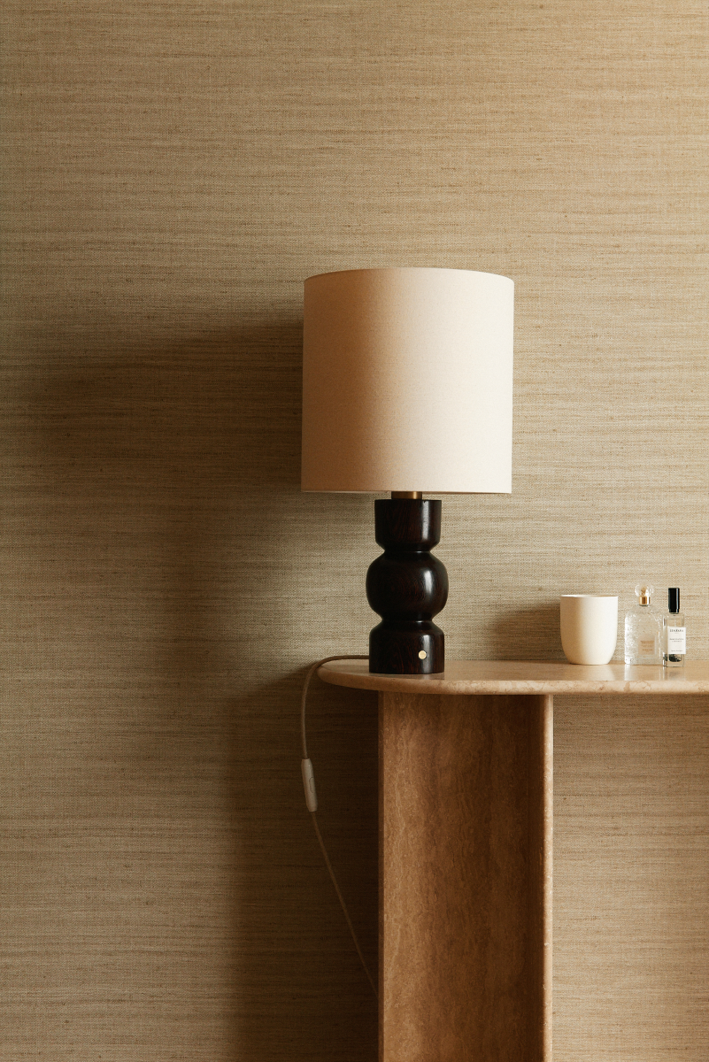 Les lignes pures, tout en rondeurs de la lampe Gilou, inspirées par les styles architecturaux des années 70, mettent en valeur le veinage zébré et profond du Wengé.
Sa finition à la cire d'abeille apporte un rendu satiné et soyeux qui permet de préserver l'aspect naturel et authentique du bois, tout en le sublimant.
L'abat jour écru permet de mettre en valeur le pied de lampe et apporte une lumière douce et diffuse.