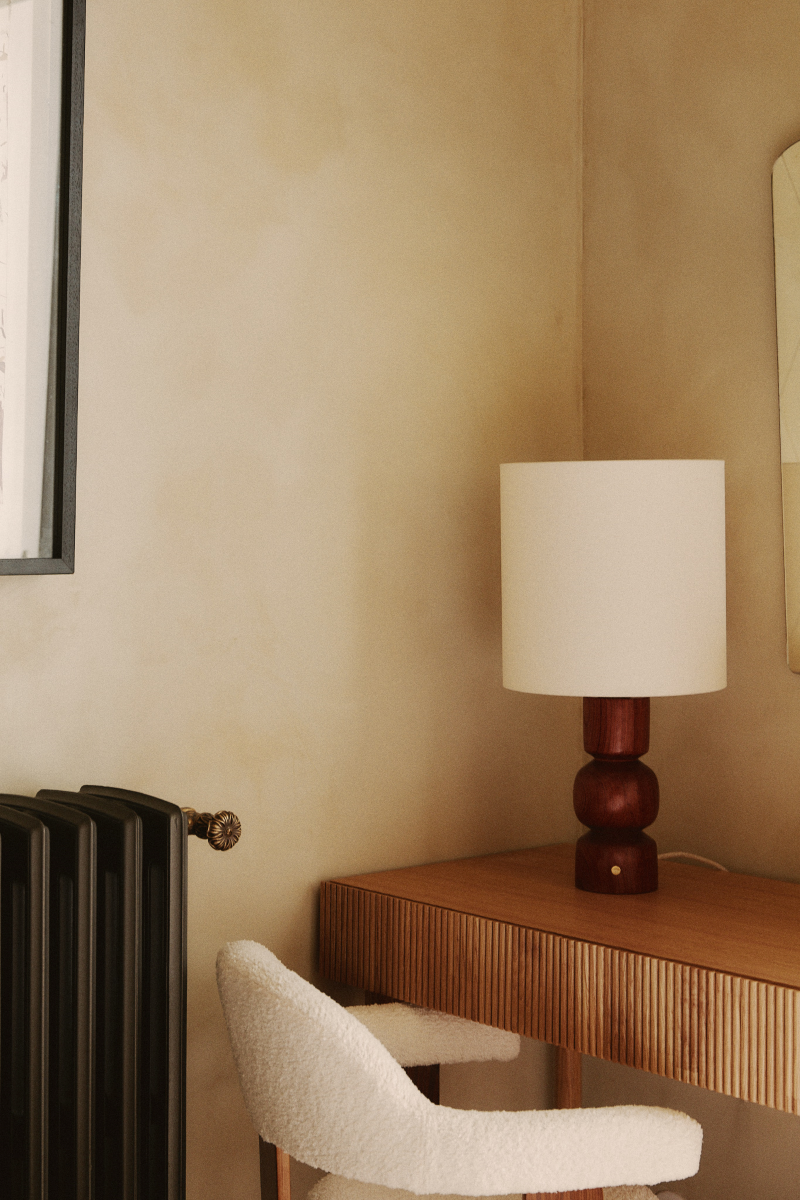 Les lignes pures, tout en rondeurs de la lampe Gilou, inspirées par les styles architecturaux des années 70, mettent en valeur le veinage zébré et profond du Wengé.&nbsp; Sa finition à la cire d'abeille apporte un rendu satiné et soyeux qui permet de préserver l'aspect naturel et authentique du bois, tout en le sublimant. L'abat jour écru permet de mettre en valeur le pied de lampe et apporte une lumière douce et diffuse.