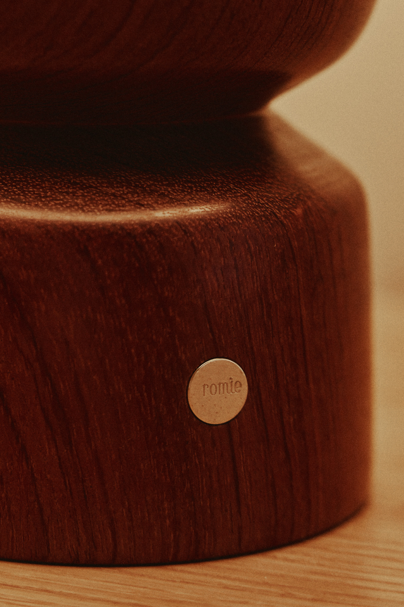 Les lignes pures, tout en rondeurs de la lampe Gilou, inspirées par les styles architecturaux des années 70, mettent en valeur le veinage zébré et profond du Wengé.&nbsp; Sa finition à la cire d'abeille apporte un rendu satiné et soyeux qui permet de préserver l'aspect naturel et authentique du bois, tout en le sublimant. L'abat jour écru permet de mettre en valeur le pied de lampe et apporte une lumière douce et diffuse.