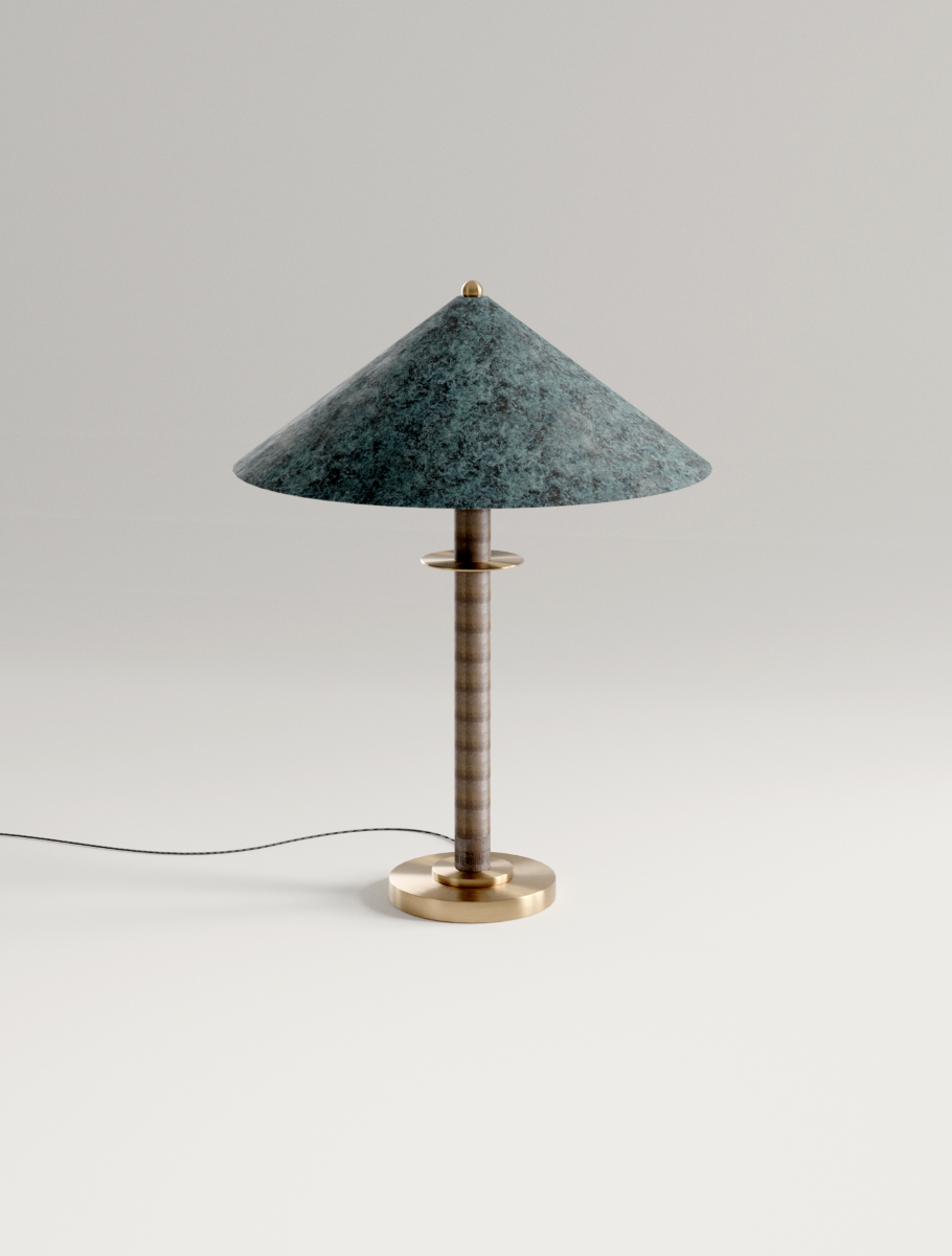 La lampe à poser Louisa incarne l'esthétique élégante et distinctive de Marine Breynaert, parfaite pour rehausser une table d'appoint dans un salon, un bureau ou une chambre. Fabriquée en laiton massif et aluminium thermolaqué, elle se distingue par son abat-jour en laiton patiné, offrant une teinte bleuâtre subtile et unique. Ce détail confère à la lumière une douceur singulière et crée une atmosphère apaisante.