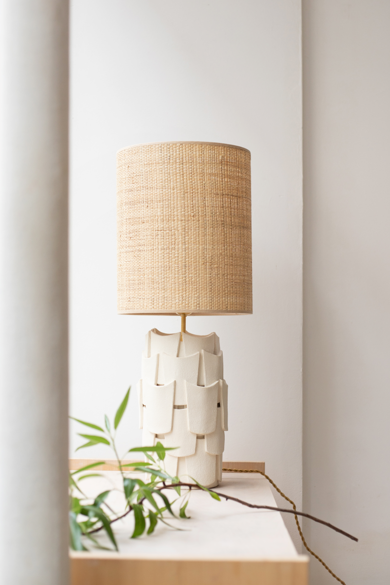 La lampe à poser Sève en exclusivité chez Caroline Andréoni La Maison, tire son nom de la nature, source d'inspiration intarissable de la créatrice Adeline Delesalle. Faisant référence à l'essence même des plantes, la collection Sève s'apparente à des feuilles stylisées de par ses formes et ses empiècements.