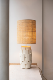 La lampe à poser Sève en exclusivité chez Caroline Andréoni La Maison, tire son nom de la nature, source d'inspiration intarissable de la créatrice Adeline Delesalle. Faisant référence à l'essence même des plantes, la collection Sève s'apparente à des feuilles stylisées de par ses formes et ses empiècements.