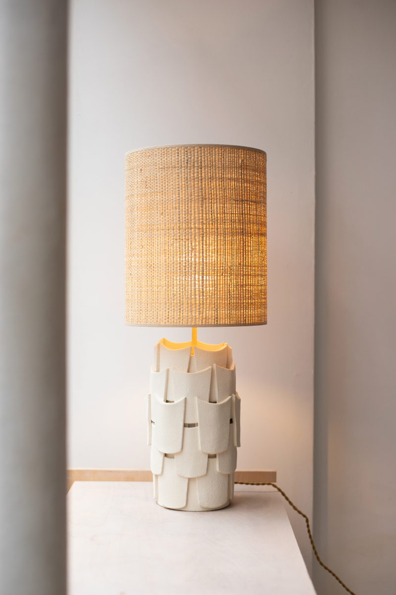 La lampe à poser Sève en exclusivité chez Caroline Andréoni La Maison, tire son nom de la nature, source d'inspiration intarissable de la créatrice Adeline Delesalle. Faisant référence à l'essence même des plantes, la collection Sève s'apparente à des feuilles stylisées de par ses formes et ses empiècements.