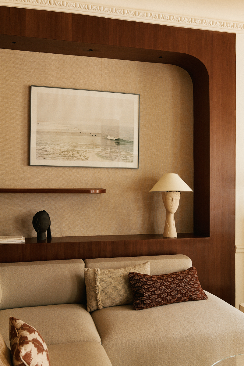 Représentant un visage gravé, la lampe Tranquille inspire à l'artiste Thalia Dalecky le calme d'un matin de printemps ensoleillé à son atelier, dans un silence apaisant.  Cette lampe à poser est confectionnée à base de grès blanc chamotté brut.