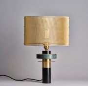 Ces lampes ponctuent les espaces en revendiquant leur style art déco. Elles rythment avec élégance un intérieur contemporain, à la fois épurées dans leurs lignes et raffinées dans le travail du verre. Plusieurs lampes dans un même intérieur rappellent, par touche, les brasseries parisiennes et les salons années 30.
La lumière est diffuse et cristalline. Le verre travaillé est à la fois léger et subtil.