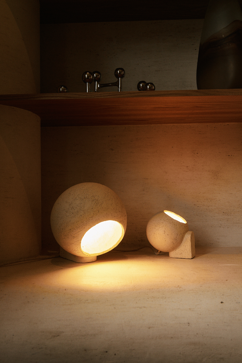 Proposée en exclusivité pour Caroline Andréoni La Maison, cette boule lumineuse créée à la main par Atelier HD est à placer à même le sol ou sur un meuble, selon vos désirs. Elle diffuse une lumière douce et chaleureuse. Faisant partie de la collection Floches , ses deux positions permettent d'éclairer de deux manières différentes, d'en bas ou d'en haut, créant un point lumineux original et une ambiance cosy. 