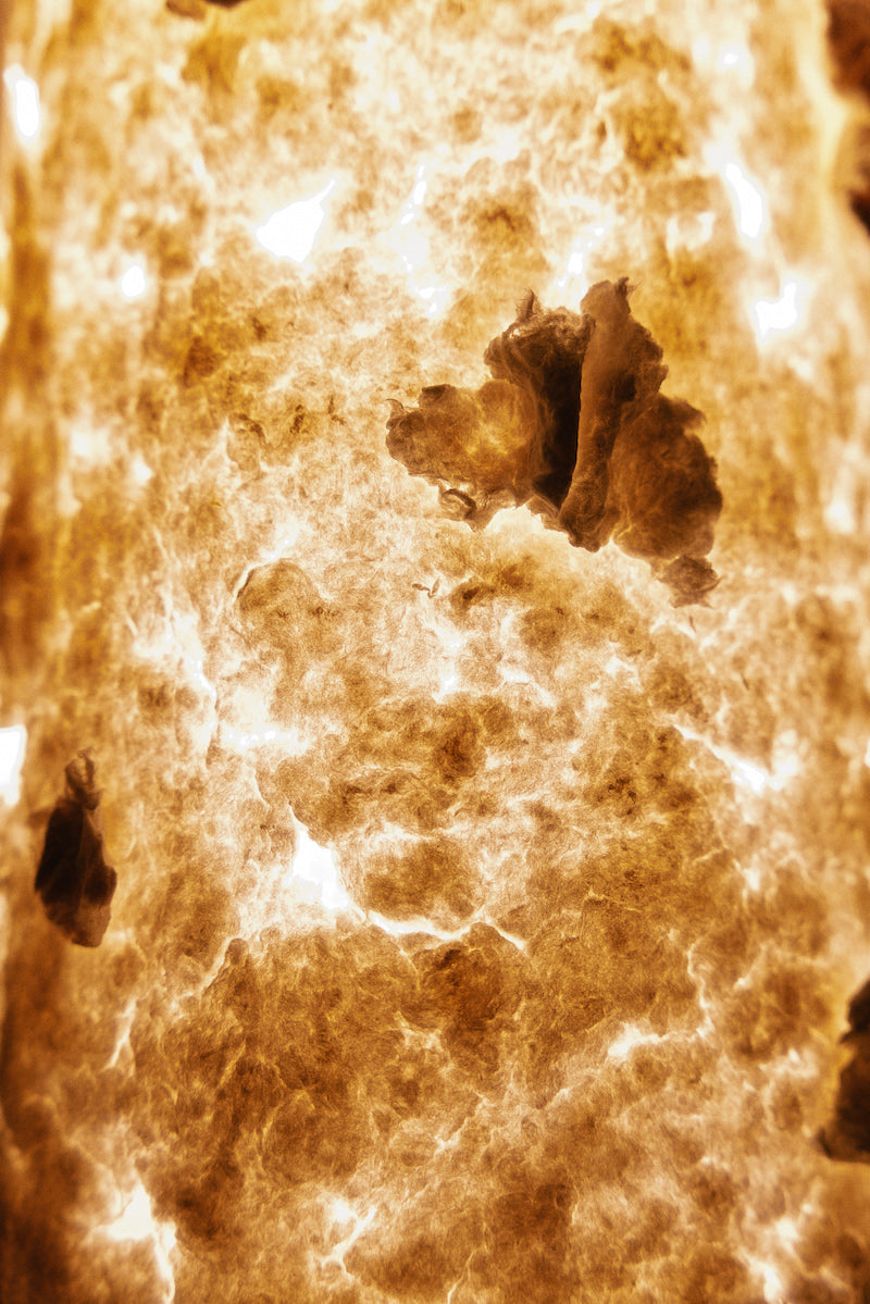 Avec sa structure en métal, l’applique Abaca est soigneusement créée avec amour et délicatesse par l’artiste Emma Karila. Offrant une ambiance chaleureuse à votre intérieur, l’applique en papier allie l’artisanat et la tradition à un esthétique moderne et élégant.  Fabriquée à partir de papier coton abaca, puis sculptée mouillée, en séchant, cette lampe est unique en son genre rendant chaque exemplaire en véritable œuvre d’art.