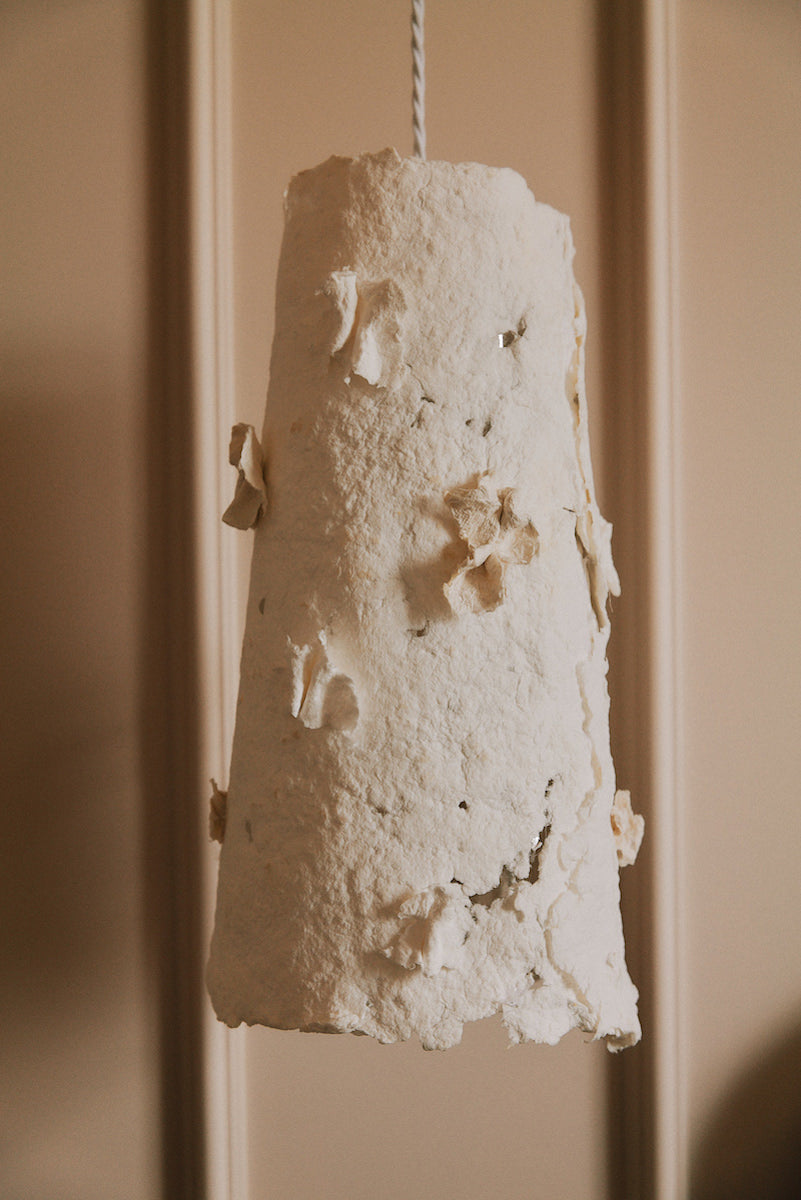 Avec sa structure en métal, la suspension Abaca est soigneusement créée avec amour et délicatesse par l’artiste Emma Karila. Offrant une ambiance chaleureuse à votre intérieur, la suspension en papier allie l’artisanat et la tradition à un esthétique moderne et élégant.  Fabriquée à partir de papier coton abaca, puis sculptée mouillée, en séchant, cette lampe est unique en son genre rendant chaque exemplaire en véritable œuvre d’art.