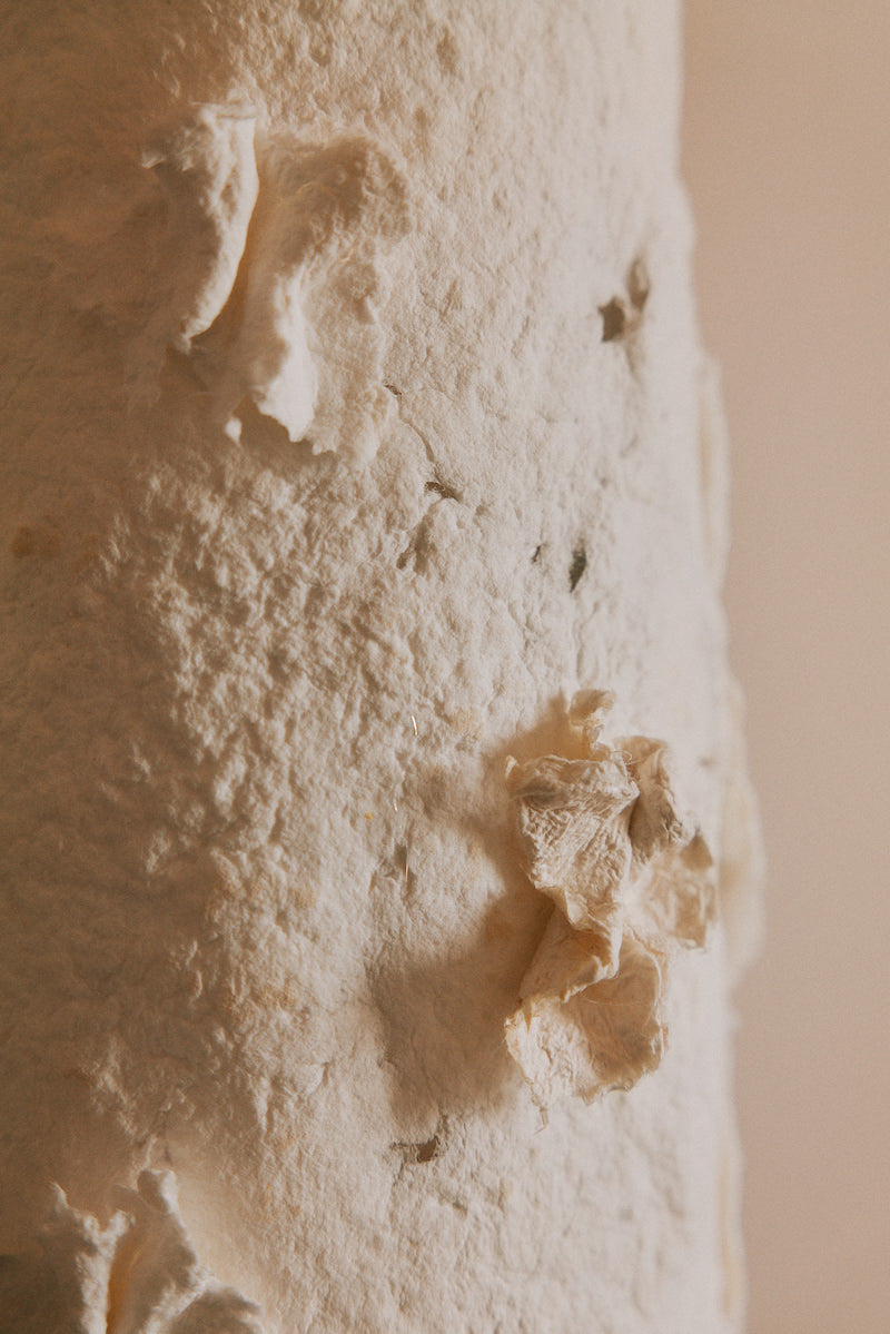 Avec sa structure en métal, la suspension Abaca est soigneusement créée avec amour et délicatesse par l’artiste Emma Karila. Offrant une ambiance chaleureuse à votre intérieur, la suspension en papier allie l’artisanat et la tradition à un esthétique moderne et élégant.  Fabriquée à partir de papier coton abaca, puis sculptée mouillée, en séchant, cette lampe est unique en son genre rendant chaque exemplaire en véritable œuvre d’art.