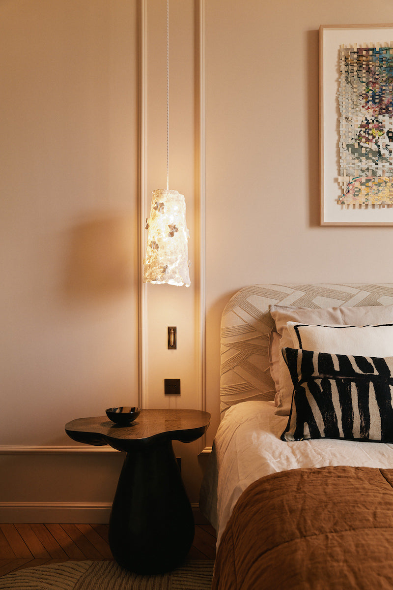 Avec sa structure en métal, la suspension Abaca est soigneusement créée avec amour et délicatesse par l’artiste Emma Karila. Offrant une ambiance chaleureuse à votre intérieur, la suspension en papier allie l’artisanat et la tradition à un esthétique moderne et élégant.  Fabriquée à partir de papier coton abaca, puis sculptée mouillée, en séchant, cette lampe est unique en son genre rendant chaque exemplaire en véritable œuvre d’art.