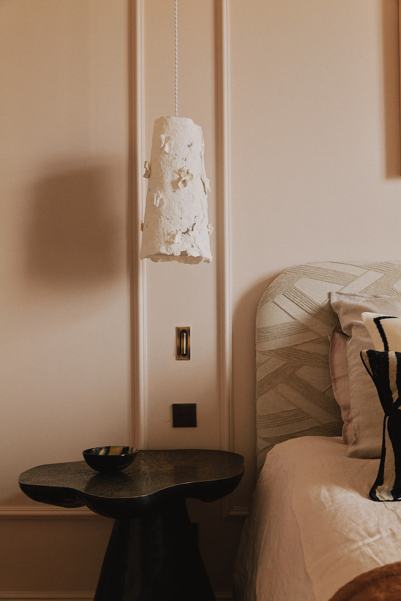 Avec sa structure en métal, la suspension Abaca est soigneusement créée avec amour et délicatesse par l’artiste Emma Karila. Offrant une ambiance chaleureuse à votre intérieur, la suspension en papier allie l’artisanat et la tradition à un esthétique moderne et élégant.  Fabriquée à partir de papier coton abaca, puis sculptée mouillée, en séchant, cette lampe est unique en son genre rendant chaque exemplaire en véritable œuvre d’art.