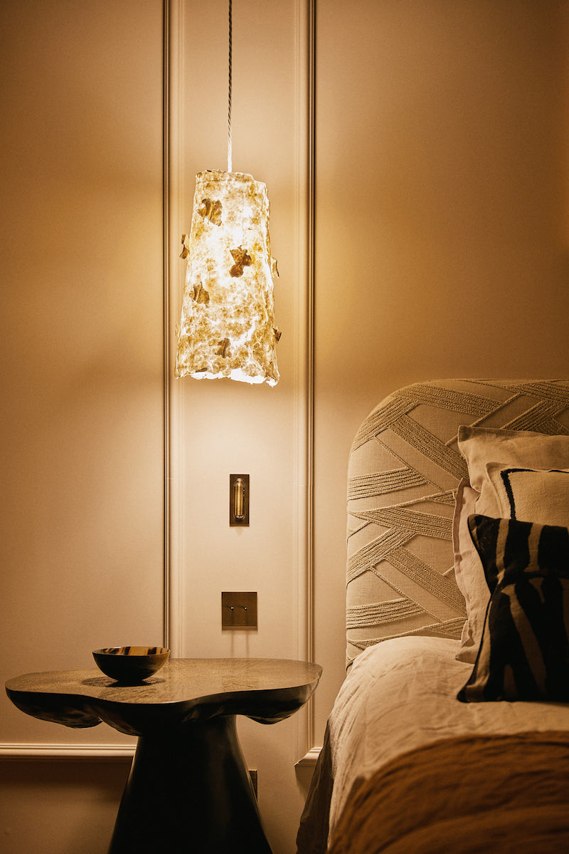 Avec sa structure en métal, la suspension Abaca est soigneusement créée avec amour et délicatesse par l’artiste Emma Karila. Offrant une ambiance chaleureuse à votre intérieur, la suspension en papier allie l’artisanat et la tradition à un esthétique moderne et élégant.  Fabriquée à partir de papier coton abaca, puis sculptée mouillée, en séchant, cette lampe est unique en son genre rendant chaque exemplaire en véritable œuvre d’art.