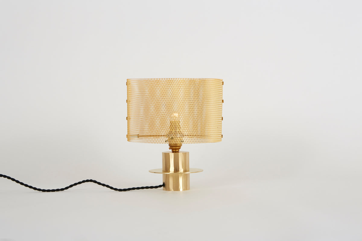 Le métal déployé est devenu la marque de fabrique reconnaissable du studio Marine Breyanert. Les abat-jours forment une dentelle régulière. La lumière vit à travers la maille, elle n'est pas figée, elle se déplace et dessine des ombres changeantes.  Ces lampes sont adaptées pour l'éclairage d'un salon, sur une étagère ou une enfilade, ou dans la chambre sur une commode. La composition des pieds de lampe et le travail des laitons rendent chaque pièce unique.