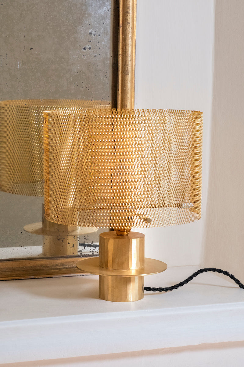 Le métal déployé est devenu la marque de fabrique reconnaissable du studio Marine Breyanert. Les abat-jours forment une dentelle régulière. La lumière vit à travers la maille, elle n'est pas figée, elle se déplace et dessine des ombres changeantes.  Ces lampes sont adaptées pour l'éclairage d'un salon, sur une étagère ou une enfilade, ou dans la chambre sur une commode. La composition des pieds de lampe et le travail des laitons rendent chaque pièce unique.