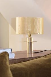 Le métal déployé est devenu la marque de fabrique reconnaissable du studio Marine Breyanert. Les abat-jours forment une dentelle régulière. La lumière vit à travers la maille, elle n'est pas figée, elle se déplace et dessine des ombres changeantes.  Ces lampes sont adaptées pour l'éclairage d'un salon, sur une étagère ou une enfilade, ou dans la chambre sur une commode. La composition des pieds de lampe et le travail des laitons rendent chaque pièce unique.