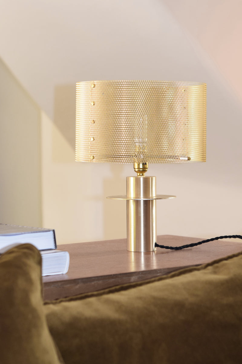 Le métal déployé est devenu la marque de fabrique reconnaissable du studio Marine Breyanert. Les abat-jours forment une dentelle régulière. La lumière vit à travers la maille, elle n'est pas figée, elle se déplace et dessine des ombres changeantes.  Ces lampes sont adaptées pour l'éclairage d'un salon, sur une étagère ou une enfilade, ou dans la chambre sur une commode. La composition des pieds de lampe et le travail des laitons rendent chaque pièce unique.