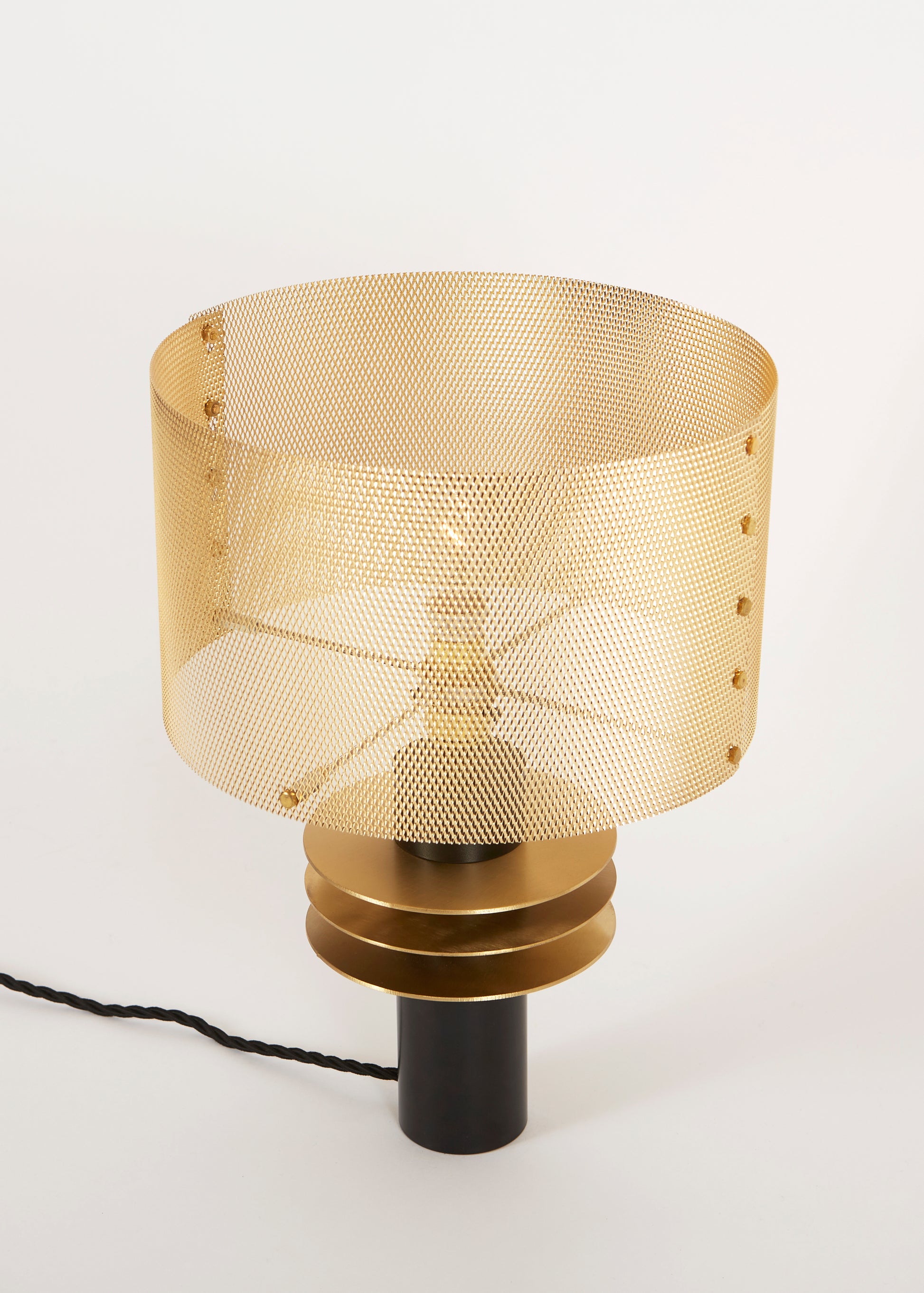 La collection Black Swan a été un développement essentiel du processus créatif de Marine qui crée ainsi une silhouette simple et élégante. Elle y intègre pour la première fois les disques en laiton qui sont aujourd'hui devenus incontournables.  Le métal déployé est devenu la marque de fabrique reconnaissable du studio Marine Breynaert. Les abat-jours forment une dentelle régulière. La lumière vit à travers la maille, elle n'est pas figée, elle se déplace et dessine des ombres changeantes.