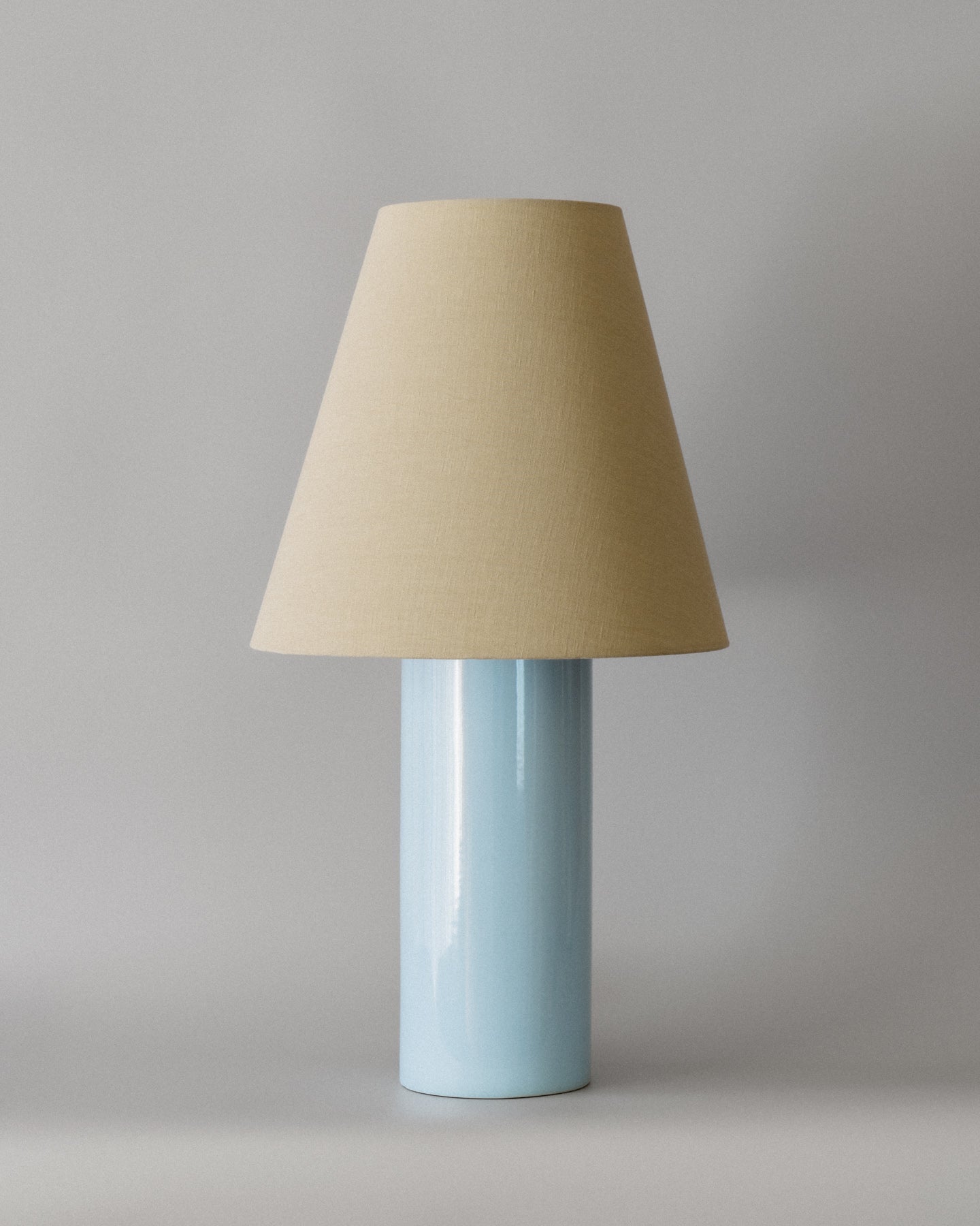 Giro incarne la simplicité réinventée.

Sous ses lignes sobres, cette lampe révèle un jeu délicat de contrastes : la douceur d’une base en faïence&nbsp;baby blue, façonnée au Portugal, rencontre la texture raffinée d’un coton beige signé Haider Ackermann. Entre influences cottage et allure classique, Giro apporte une touche de chaleur contemporaine à tout intérieur.

Une création imaginée par Mattina Moderna, duo mère-fille basé dans le sud de la France, où la lumière devient un accent de style autant 