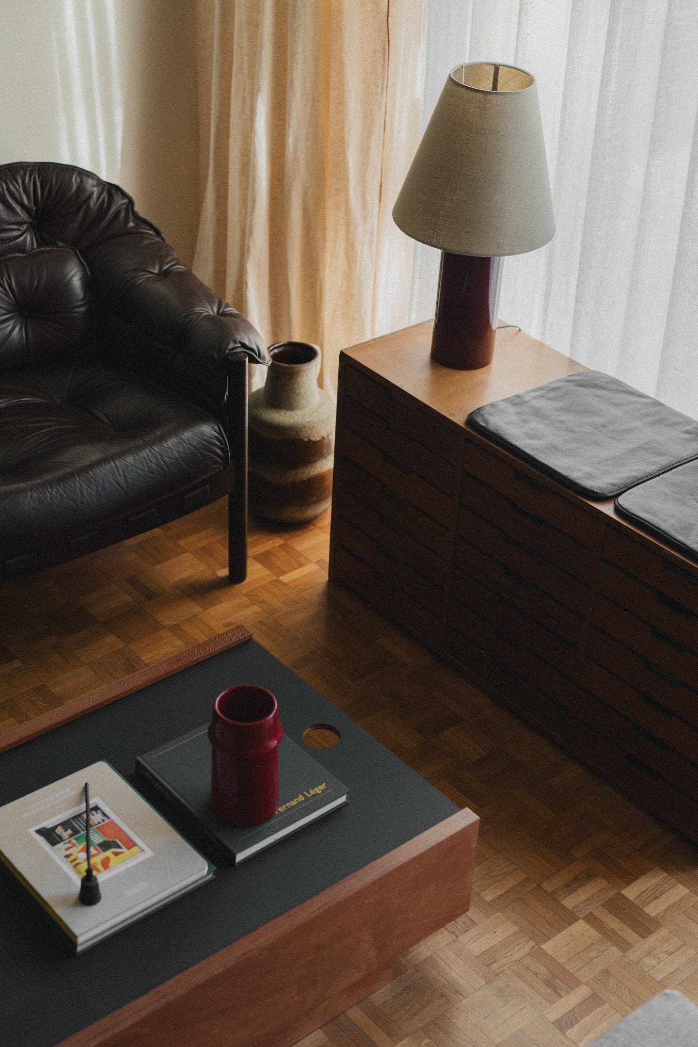 Giro incarne la simplicité réinventée.

Sous ses lignes sobres, cette lampe révèle un jeu délicat de contrastes : la douceur d'une base en faïence oxblood bordeaux , façonnée au Portugal, rencontre la texture raffinée d'un coton beige signé Haider Ackermann. Entre influences cottage et allure classique, Giro apporte une touche de chaleur contemporaine à tout intérieur.

Une création imaginée par Mattina Moderna, duo mère-fille basée dans le sud de la France, où la lumière devient un accent de style au