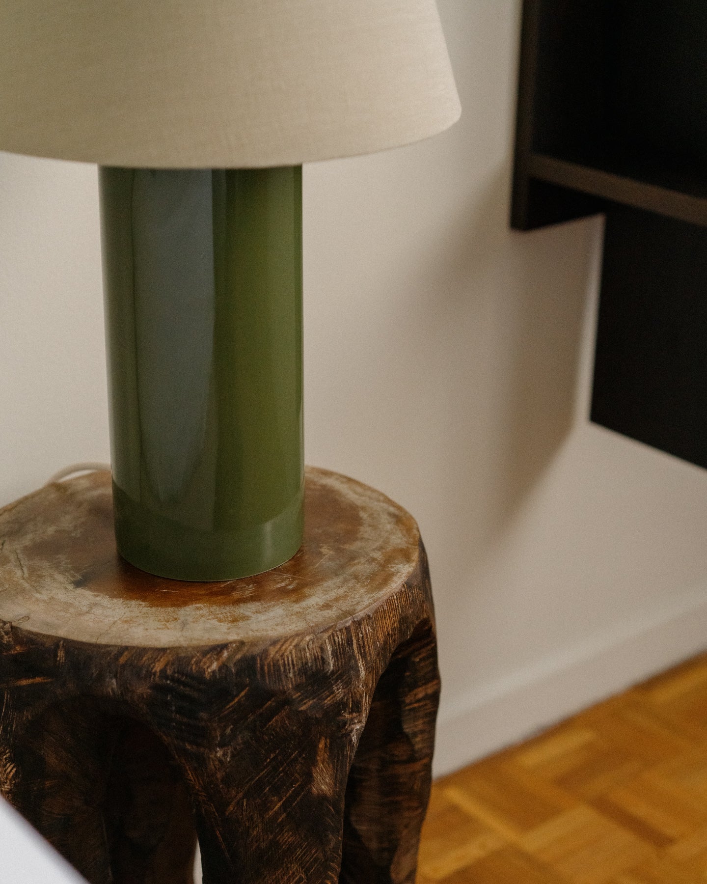 Giro incarne la simplicité réinventée.

Sous ses lignes sobres, cette lampe révèle un jeu délicat de contrastes : la douceur d'une base en faïence&nbsp; verte Treetop , façonnée au Portugal, rencontre la texture raffinée d'un coton beige signé Haider Ackermann. Entre influences cottage et allure classique, Giro apporte une touche de chaleur contemporaine à tout intérieur.

Une création imaginée par Mattina Moderna, &nbsp;duo mère-fille basée dans le sud de la France, où la lumière devient un accent de style