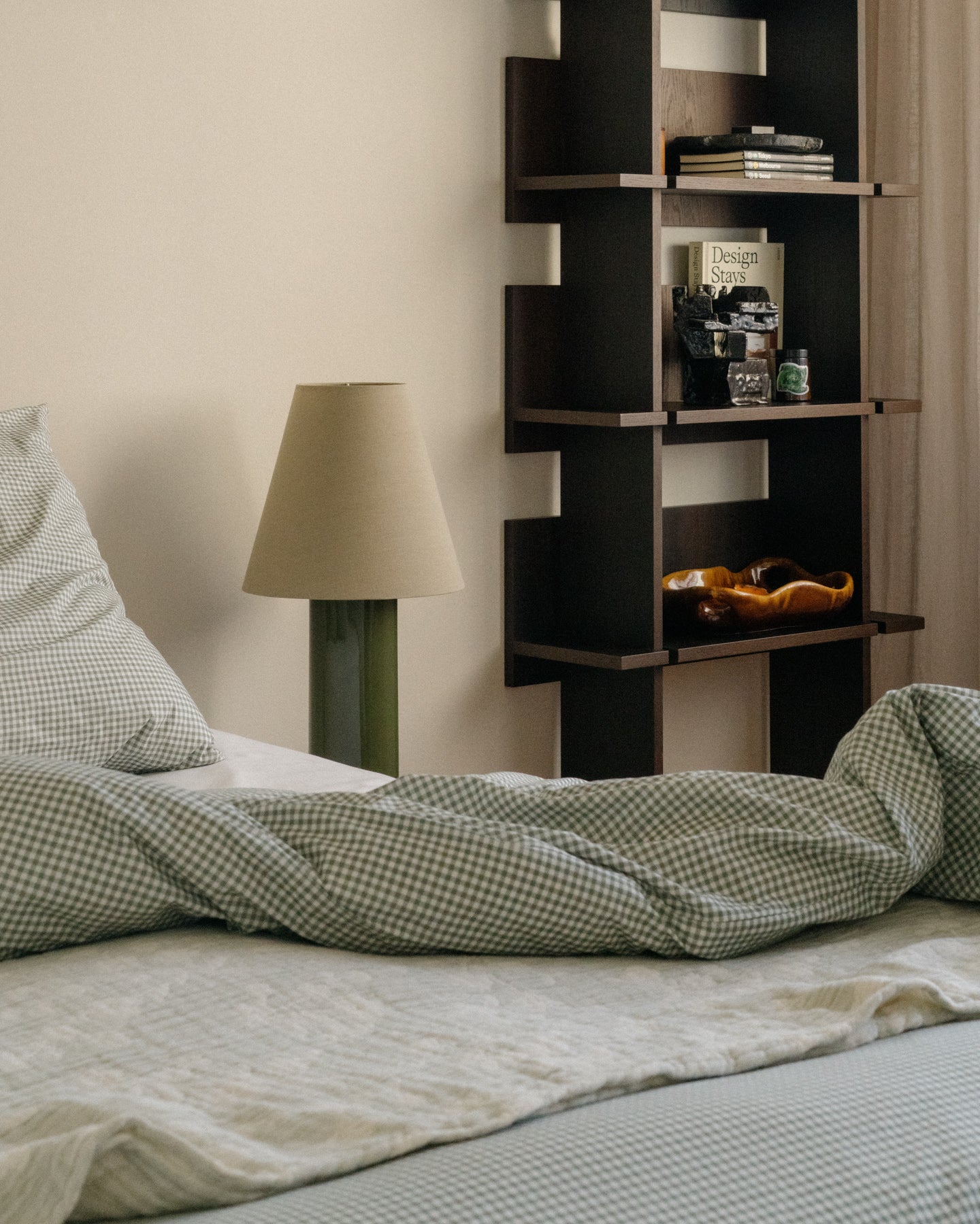 Giro incarne la simplicité réinventée.

Sous ses lignes sobres, cette lampe révèle un jeu délicat de contrastes : la douceur d'une base en faïence&nbsp; verte Treetop , façonnée au Portugal, rencontre la texture raffinée d'un coton beige signé Haider Ackermann. Entre influences cottage et allure classique, Giro apporte une touche de chaleur contemporaine à tout intérieur.

Une création imaginée par Mattina Moderna, &nbsp;duo mère-fille basée dans le sud de la France, où la lumière devient un accent de style