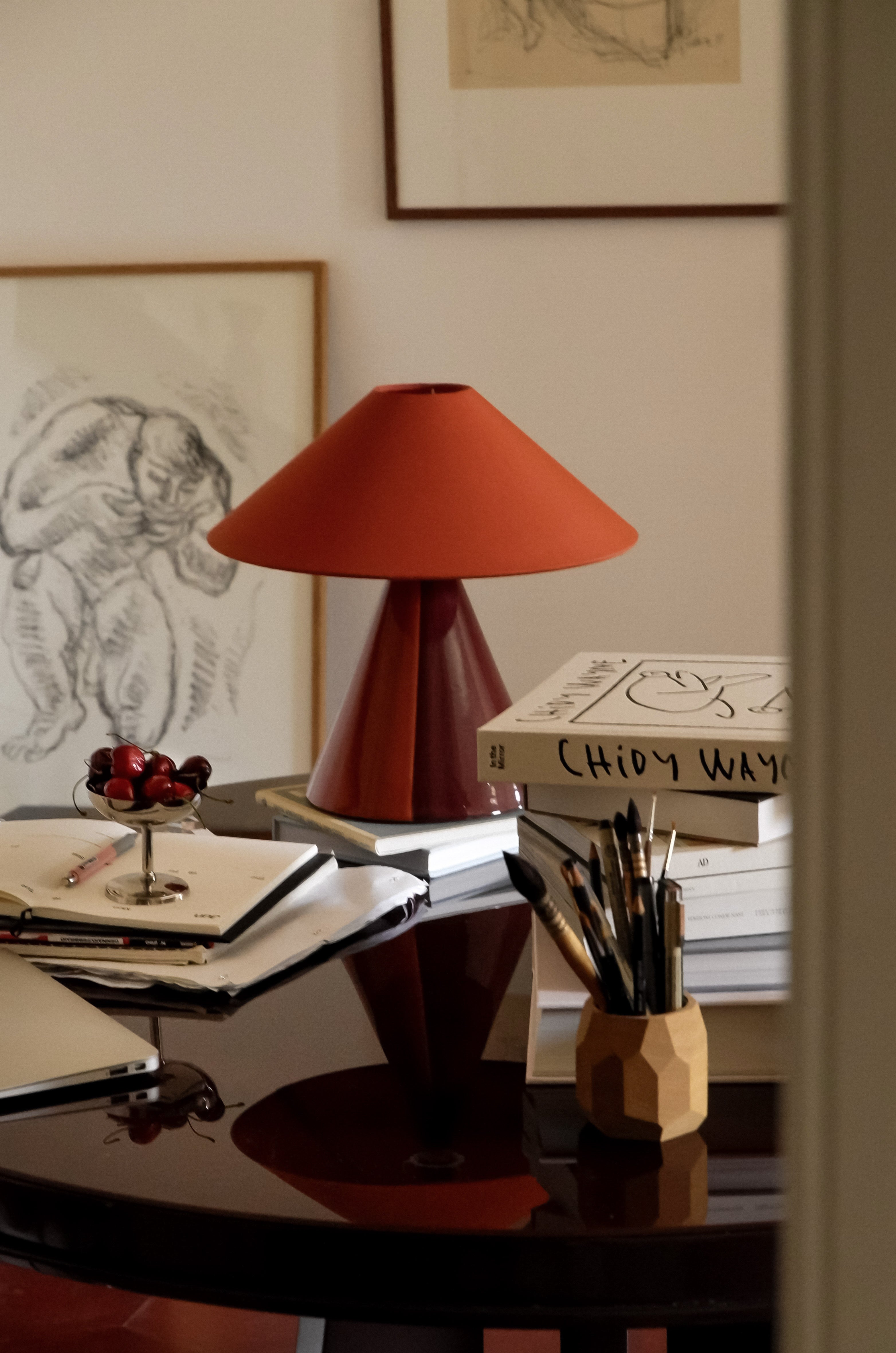 Basé dans le sud de la France, le duo mère-fille à l'origine de Mattina Moderna apporte leurs racines italiennes à la lampe à poser Caterina.

Dotée d'un design bicolore peint à la main et d'un abat-jour tonkinois en tissu de coton, cette lampe de table élégante et minimaliste résulte en une combinaison totalement unique de couleurs et de textures, rendant chaque pièce unique en son genre.