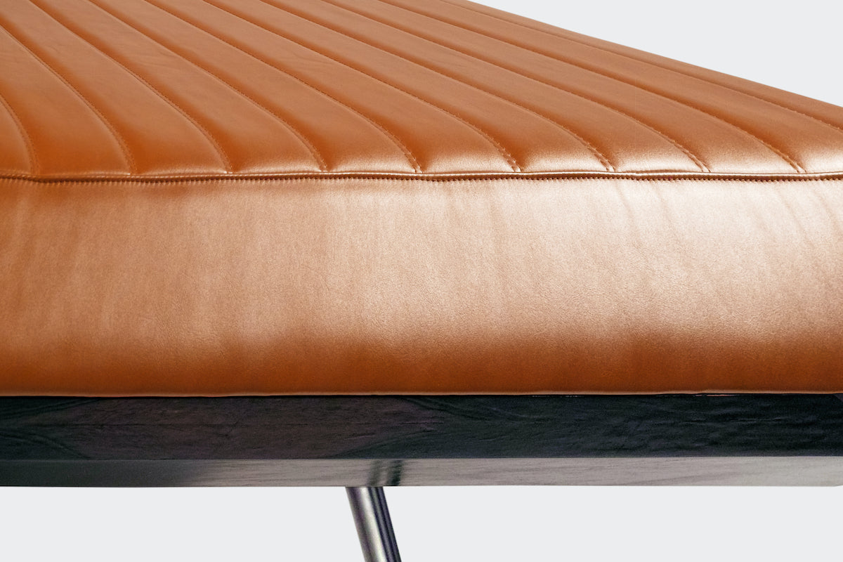 Cette pièce est inspirée par les concept-car futuristes des années 70 et 80 dévolus au « Wedge design », le fameux dessin cunéiforme si propre au style Hervet Manufacturier. Plus qu’une méridienne, c’est un vaisseau en lévitation. La Méridienne Esprit est réalisée en bois plaqué Ebène de Macassar avec une sellerie en cuir pleine fleur et le piètement en acier taillé dans la masse.