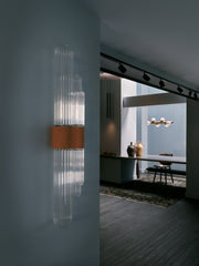 La rencontre de Mickaël avec un artisan verrier lui permet de retranscrire toutes les nuances d'oscillations et de reflets auxquels le paysage méditerranéen l'a habitué. Des cannes striées, fumées ou transparentes assemblées sous la forme d'un cactus élancé et raffiné, qui révèlent toute leur singularité en s'éclairant.  Tous les reliefs du verre sont projetés sur l'environnement qui l'entoure. Une ode au territoire d'origine de Mickaël.