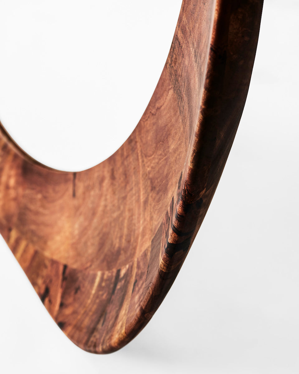 La pièce Portal Mirror est un miroir imposant à poser au sol ou à suspendre selon l'envie. Le cadre est fabriqué en bois massif huilé tandis que le miroir est en inox poli. L'inox poli miroir possède une apparence impeccable, il est incassable, souple et léger. Il est maintenu dans le cadre en bois grâce à une feuillure et un fond en contreplaqué de bouleau démontable. La plaque d'inox poli miroir est souple et va jouer avec le travail du bois qui l'entoure en proposant différentes perceptions.