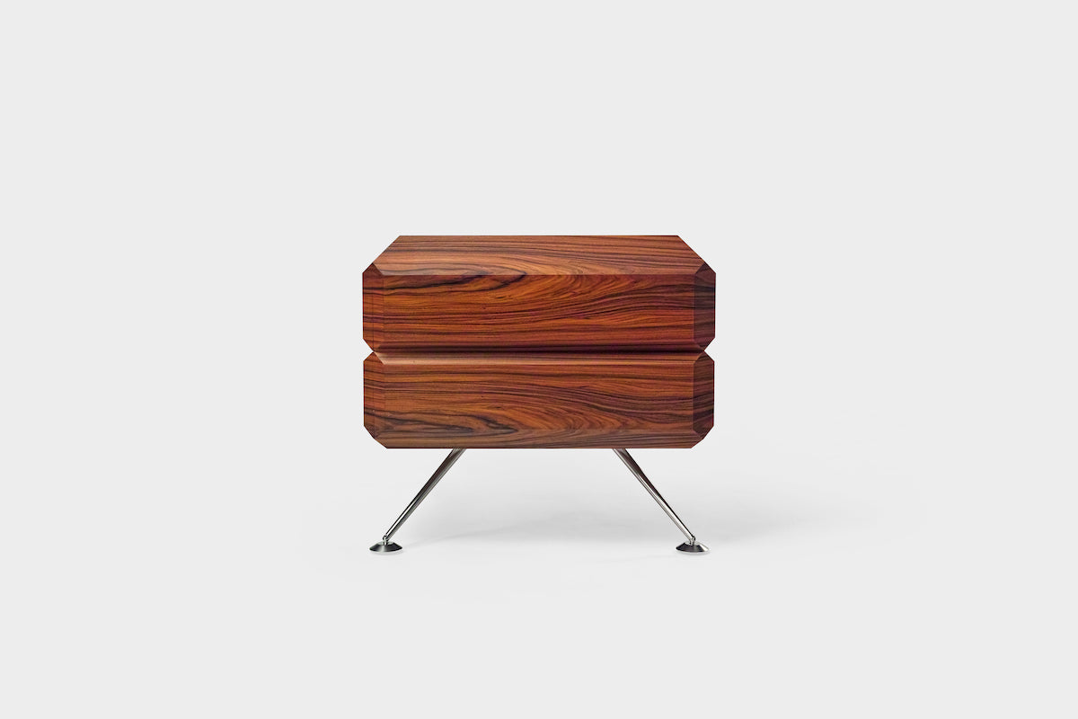 État-major des opérations. Avec cette pièce magistrale, Hervet Manufacturier donne son interprétation du bureau présidentiel. Combinaison spectaculaire entre structure imposante et raffinement, c’est une source d’inspiration au quotidien. Le sous-main ainsi que les quatre tiroirs sont revêtus de cuir pleine fleur. Les poignées et le piètement sont en inox massif.