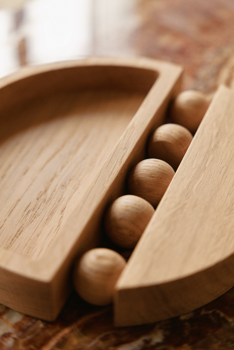 Pièce iconique notre collection signature, le vide poche Tolitoli se voit sublimer d'un nouveau matériau pour Résonance: le bois de chêne naturel. En décoration d’intérieur, il y a des petits objets qui font la différence ! C’est le cas du vide poche&nbsp;Tolitoli&nbsp;réalisé en bois naturel de chêne.


Sur une console dans l’entrée pour y déposer ses clés, ou sur une table basse pour ranger ses trésors, sa forme entrecoupée de cette ligne de sphères emblématique de notre collection signature.