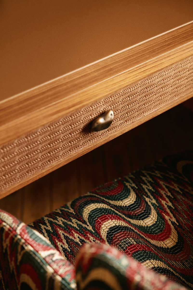 Le bouton de meubles Stone, en forme de galet, en laiton est fabriqué à la main selon la technologie de moulage traditionnel en Pologne, par des artisans expérimentés.

Tel un bijou, il décorera vos petits tiroirs ou armoires de la chambre, du salon, de la salle de bain ou de la cuisine.