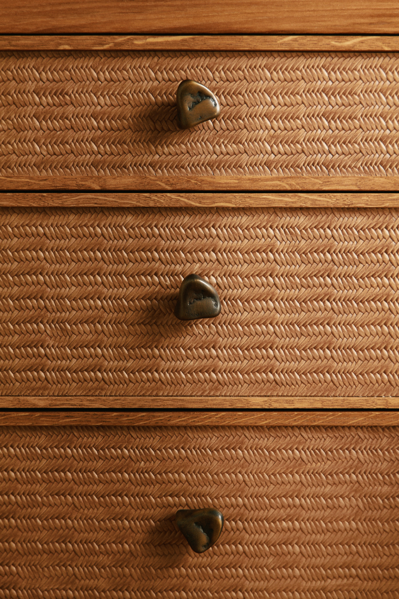 Le bouton de meubles Stone, en forme de galet, en laiton est fabriqué à la main selon la technologie de moulage traditionnel en Pologne, par des artisans expérimentés.

Tel un bijou, il décorera vos petits tiroirs ou armoires de la chambre, du salon, de la salle de bain ou de la cuisine.