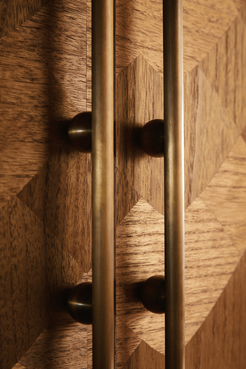 La poignée de meuble 16/32 appartient à la Modern Collection de chez PAP DECO.

Elle est une proposition pour les amateurs de design avec sa forme allongée en laiton, décorée de petites boules. Grâce à sa longueur, elle s'harmonisera avec les portes d'armoires, les réfrigérateurs ou les façades de tiroirs de commodes ou d'armoires. Disponible en quatre tailles.