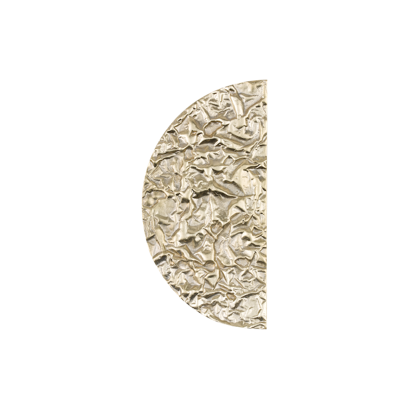 La poignée de meubles Paper en laiton est fabriquée à la main selon la technologie de moulage traditionnelle en Pologne, par des artisans expérimentés.  L'objet décoratif, en forme de demi-cercle ou de cercle, tire sa singularité de la structure du papier froissé et s'adapte à chaque style de décoration intérieure.  En combinaison avec d'autres poignées de meubles de la série Paper, elle créera une composition unique.