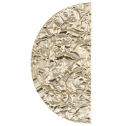 La poignée de meubles Paper en laiton est fabriquée à la main selon la technologie de moulage traditionnelle en Pologne, par des artisans expérimentés.  L'objet décoratif, en forme de demi-cercle ou de cercle, tire sa singularité de la structure du papier froissé et s'adapte à chaque style de décoration intérieure.  En combinaison avec d'autres poignées de meubles de la série Paper, elle créera une composition unique.