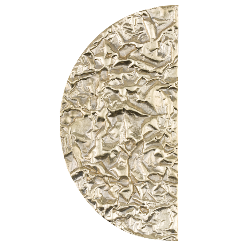 La poignée de meubles Paper en laiton est fabriquée à la main selon la technologie de moulage traditionnelle en Pologne, par des artisans expérimentés.  L'objet décoratif, en forme de demi-cercle ou de cercle, tire sa singularité de la structure du papier froissé et s'adapte à chaque style de décoration intérieure.  En combinaison avec d'autres poignées de meubles de la série Paper, elle créera une composition unique.