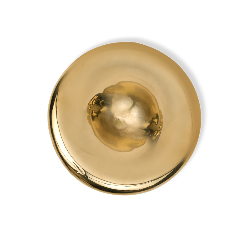 Le bouton de meubles Cava en laiton est fabriqué à la main selon la technologie de moulage traditionnelle en Pologne, par des artisans expérimentés.  Tel un bijou, il se caractérise par ses lignes minimalistes et élégantes.