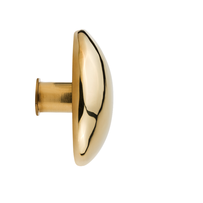 Le bouton de meubles Cava en laiton est fabriqué à la main selon la technologie de moulage traditionnelle en Pologne, par des artisans expérimentés.  Tel un bijou, il se caractérise par ses lignes minimalistes et élégantes.