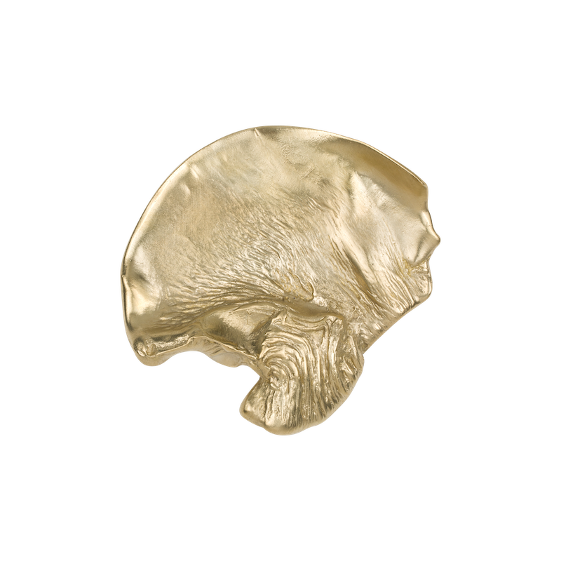 La poignée de meuble en laiton Fold&nbsp;s'inspire des matières plastiques que l'on peut former et déformer à volonté.  L'objet artistique a été sculpté à la main et fabriqué selon une technique de moulage traditionnelle. Sa forme abstraite est le résultat d'un travail réussi avec la matière, immortalisé dans le laiton.