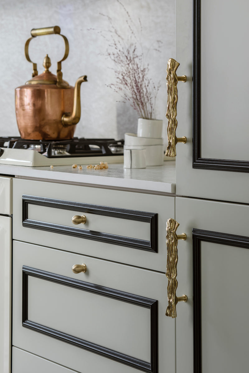 La poignée de meubles Tide en laiton est fabriquée à la main selon la technologie de moulage traditionnelle en Pologne, par des artisans expérimentés.  La forme irrégulière d'un ruban de soie à l'éclat subtil - c'est ainsi que l'on peut décrire en une phrase la poignée de meuble Tide en laiton.