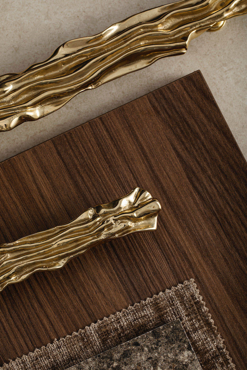 La poignée de meubles Tide en laiton est fabriquée à la main selon la technologie de moulage traditionnelle en Pologne, par des artisans expérimentés.  La forme irrégulière d'un ruban de soie à l'éclat subtil - c'est ainsi que l'on peut décrire en une phrase la poignée de meuble Tide en laiton.