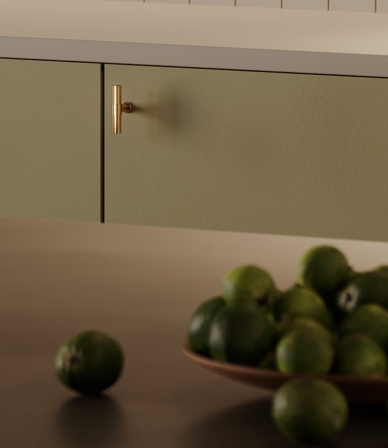 La poignée de meuble en laiton Tube a été fabriquée à l'aide d'une technologie moderne,&nbsp; en Pologne.     La longue poignée en laiton est le compromis parfait entre minimalisme sophistiqué et élégance du style Art Déco.