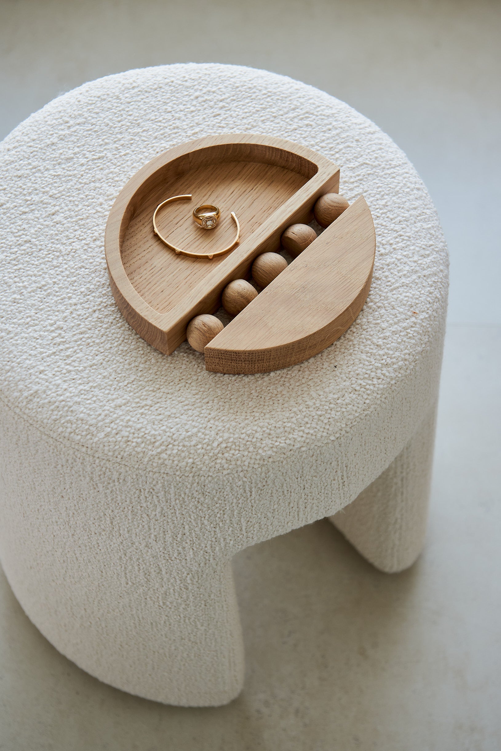 Pièce iconique notre collection signature, le vide poche Tolitoli se voit sublimer d'un nouveau matériau pour Résonance: le bois de chêne naturel. En décoration d’intérieur, il y a des petits objets qui font la différence ! C’est le cas du vide poche&nbsp;Tolitoli&nbsp;réalisé en bois naturel de chêne.


Sur une console dans l’entrée pour y déposer ses clés, ou sur une table basse pour ranger ses trésors, sa forme entrecoupée de cette ligne de sphères emblématique de notre collection signature.