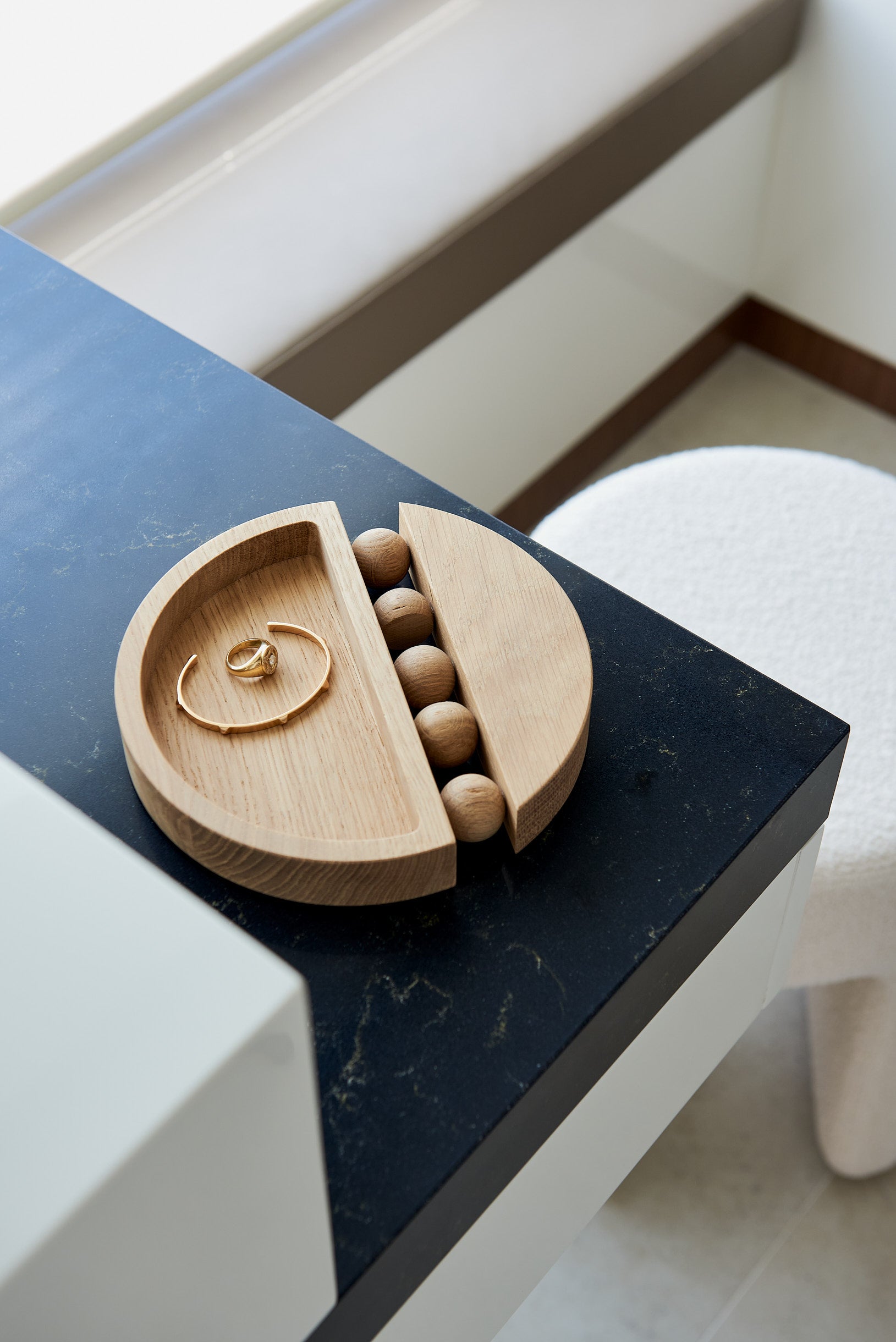 Pièce iconique notre collection signature, le vide poche Tolitoli se voit sublimer d'un nouveau matériau pour Résonance: le bois de chêne naturel. En décoration d’intérieur, il y a des petits objets qui font la différence ! C’est le cas du vide poche&nbsp;Tolitoli&nbsp;réalisé en bois naturel de chêne.


Sur une console dans l’entrée pour y déposer ses clés, ou sur une table basse pour ranger ses trésors, sa forme entrecoupée de cette ligne de sphères emblématique de notre collection signature.