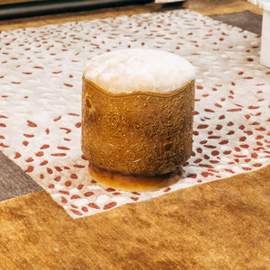 yohann-laura-ombre-dor-céramique-salon-révélations-pouf-bout-decanapé-tabouret-visconti-velours-céramique-porcelaine-caroline-andréoni-la-maison-photographe-saint-ambroise