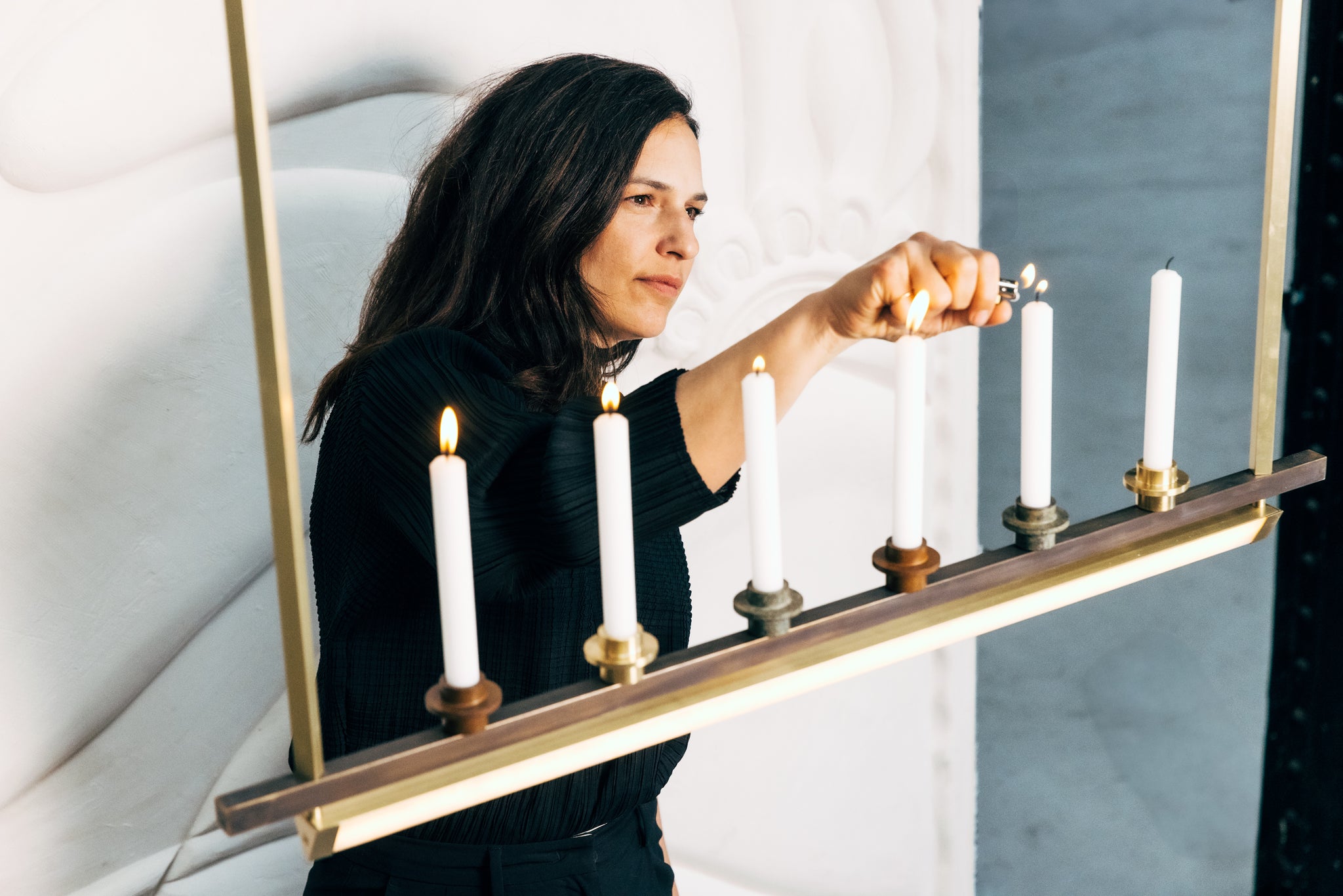 marine-breynaert-salon-révélations-suspension-nollez-plafonnier-lampe-lumionaire-laiton-bougies-caroline-andréoni-la-maison-photographe-saint-ambroise