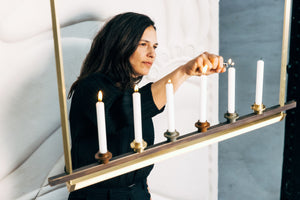 marine-breynaert-salon-révélations-suspension-nollez-plafonnier-lampe-lumionaire-laiton-bougies-caroline-andréoni-la-maison-photographe-saint-ambroise