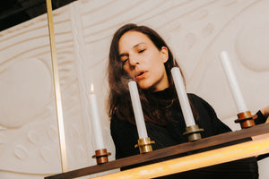 marine-breynaert-salon-révélations-suspension-nollez-plafonnier-luminaire-bronze-laiton-bougies-caroline-andréoni-la-maison-photographe-saint-ambroise